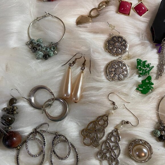 Lot of 20 Earrings Pairs Assorted Colors & Shapes Mixed Women's Jewelry Lots - Picture 5 of 7